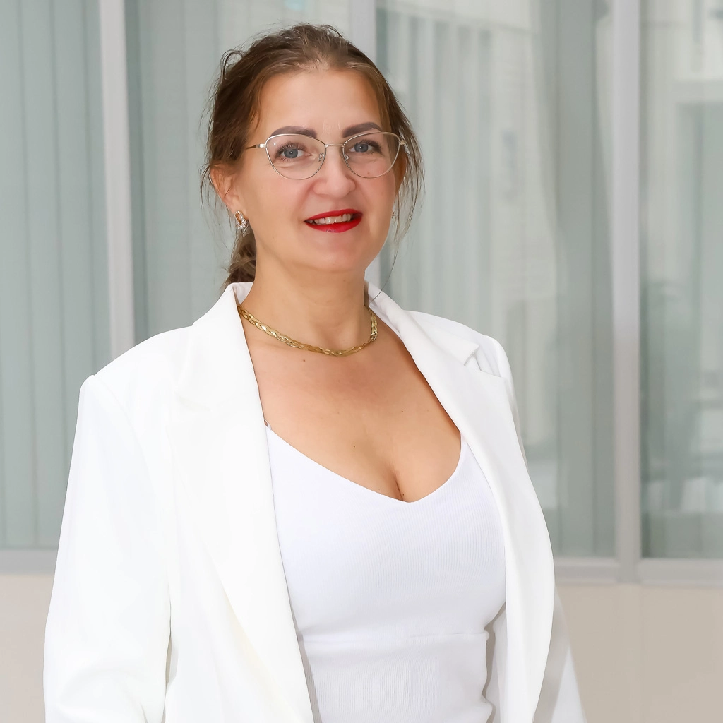 Nauka stylizacji paznokci na modelce